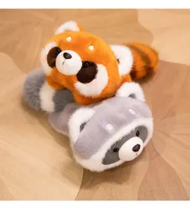 Schattige magnetische rode panda en wasbeer pluche speeltjes, zachte koelkastmagneten detail.
