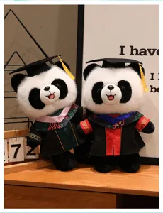 Peluche panda docteur avec chapeau et robe, animal en peluche doux pour cadeau de fin d'études.