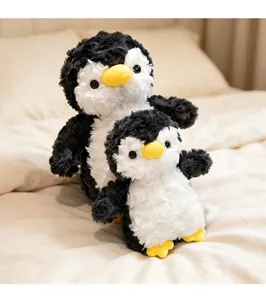 Schattig pluche pinguïn speelgoed detail, zachte knuffelpop voor kinderen in bedopstelling.