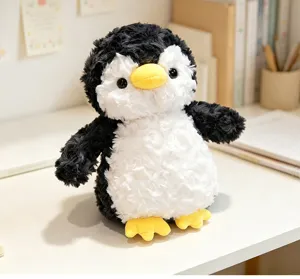 Detailgezicht van de schattige pluche pinguïn knuffel zittend op een helder bureau.