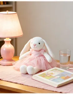 Detalle de escena acogedor de un tierno conejito de peluche blanco con vestido rosa.