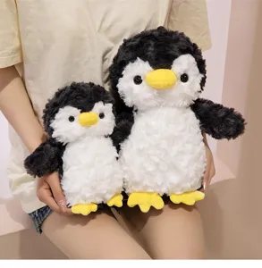 Gedetailleerd aanzicht van zachte pinguin pluche, donzige textuur voor kinderen.