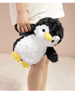 Detailopname van de schattige en pluizige pluche pinguïn, zachte textur en mooi ontwerp.