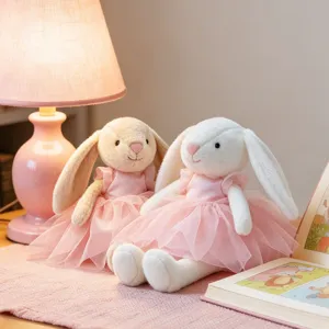 Lindos juguetes de peluche de conejo con vestidos rosados, muñecas de compañía.