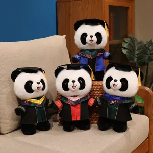 Adorable peluche panda de graduation vetue d'un uniforme academique et d'un chapeau.