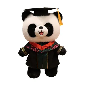 Mignonne peluche panda portant une toque et une robe de remise des diplômes, cadeau.