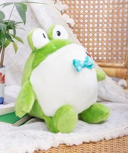 Dettaglio peluche rana rotonda e paffuta carino, bambola di peluche verde morbida per bambini.