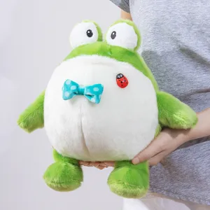 Simpatico peluche rana rotonda e paffuta con fiocco blu e coccinella per bambini.