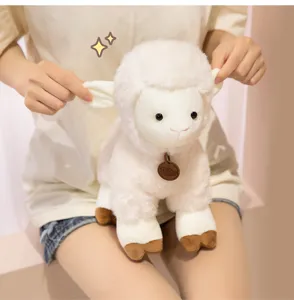 Süßes weißes stehendes Schaf Plüschtier, weiches Lamm Kuschelpuppe als tolles Geburtstagsgeschenk.
