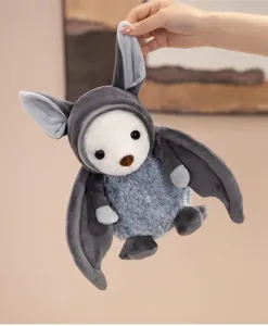 Primo piano di un simpatico peluche pipistrello grigio con grandi orecchie e morbido tessuto.