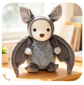 Primo piano di un simpatico peluche di pipistrello grigio, bambola soffice con grandi orecchie.