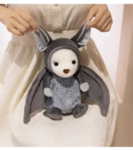 Dettaglio peluche pipistrello carino, morbida bambola fantasma per bambini, regalo Halloween.