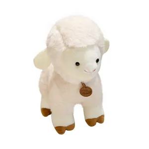 Niedliches stehendes weißes Schaf Plüschtier, flauschige Kuschelpuppe mit Hufen als Geschenk.