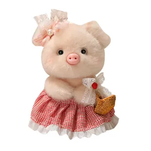 Süßes Plüschschwein mit kariertem Kleid und Mini-Korb, perfekter Taschenanhänger und Kuscheltier.