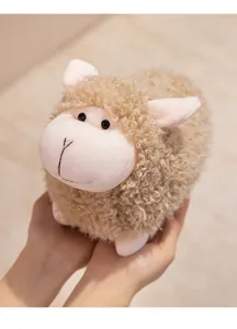 Nahaufnahme eines süßen, flauschigen Lockenschaf-Plüschtiers, weiches Kuscheltier für Kinder.