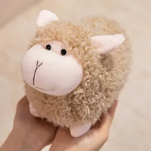 Niedliches flauschiges lockiges Schaf Plueschtier rundes Kuscheltier weiche Puppe Geschenk.