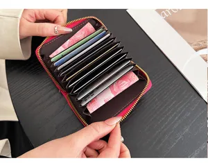 Vue détaillée du porte-cartes accordéon en PU rose avec plusieurs fentes et fermeture éclair.