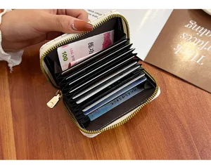 Détail de porte-cartes accordéon compact avec plusieurs fentes et fermeture éclair.