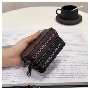 Primer plano de los detalles de la cartera tarjetero con cremallera en cuero marron