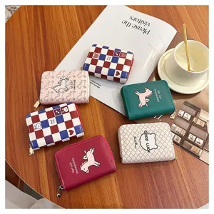 Porte-cartes compact en cuir PU femme avec motif poney mignon et carreaux, fentes multiples.