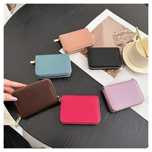 Vue détaillée des étuis à cartes RFID en cuir PU multicolore avec fermeture éclair et design.