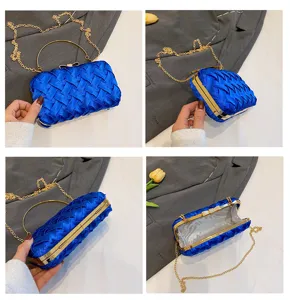 Elegante borsa da sera intrecciata blu con catena dorata e fiocco chic per feste e donne.