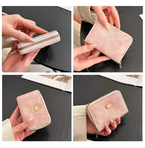 Mini portafoglio porta carte rosa con zip per donna con design compatto e carota decorativa.