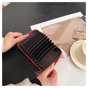 Détail porte-cartes cuir PU, design fentes accordéon, vue intérieure portefeuille rose.