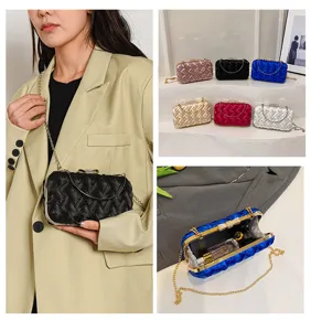 Elegante borsa da sera intrecciata in satin con catena di metallo elegante borsa a tracolla donna.