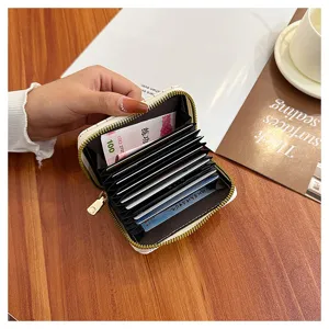 Vue détaillée du porte-cartes compact pour femme avec plusieurs fentes et fermeture éclair sûre.