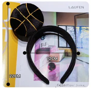 Detailansicht des kreativen Basketball Plüsch Haarreifs mit Maßangaben und weicher Textur.