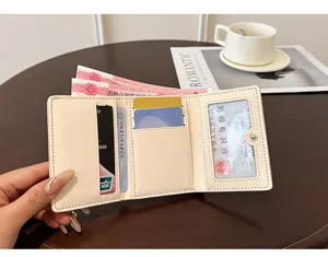 Portefeuille court à trois volets pour femme avec fentes pour cartes et fenêtres d'identité.