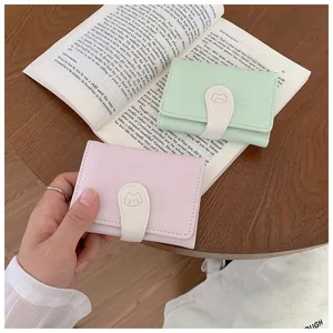 Portafoglio donna corto compatto in ecopelle con stampa di gatto e chiusura a scatto.