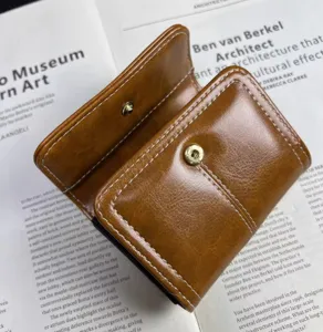 Detaillierte Nahaufnahme eines vintage braunen Oelwachsleder Karten Etuis mit Klemmer.