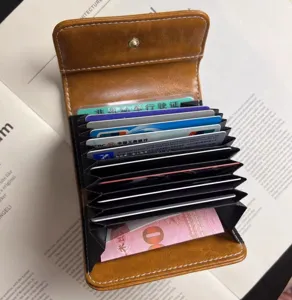 Vintage Etui aus Ölwachs-Leder mit vielen Fächern für Karten und Bargeld. Kompaktes Design.