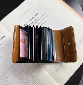Detailansicht des Vintage-Kartenetuis aus Ölwachsleder mit vielen Fächern für Karten und Bargeld.