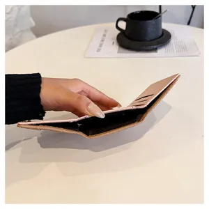 Stilvolle kurze Damenbrieftasche aus rosa PU-Leder mit Kroko-Muster und Faechern.