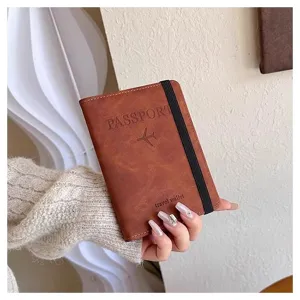 Primer plano detallado de una cartera de pasaporte de cuero PU marrón vintage con banda elástica.