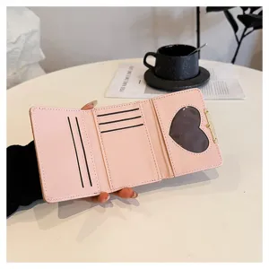 Detailansicht des rosa PU-Leder-Dreifachbrieftasche mit Kartenfächern und Herzfenster.