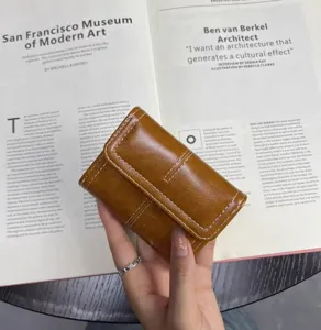 Nahaufnahme des Vintage-Öl-Wachs-Leder-Kartenhalters mit Akkordeon-Fächer-Design.