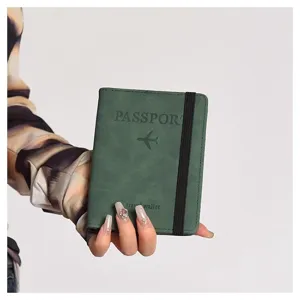 Portapasaportes de viaje verde con banda elástica y ranuras RFID para almacenamiento seguro.