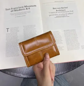 Kompakter Kreditkartenetui aus Vintage-Öl-Wachs-Leder für Damen mit mehreren Fächern.