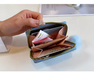 Portafoglio corto in denim porta monete con scomparti per carte e pon pon soffice vista ravvicinata