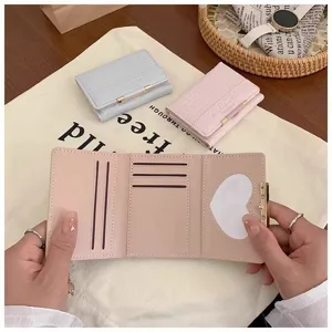 Piccolo portafoglio donna con stampa coccodrillo, scomparti carte e finestra foto.