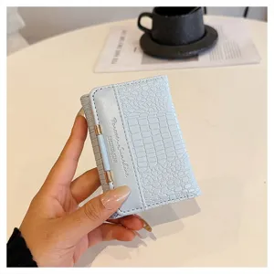 Detailansicht des blauen kurzen Lederkartenetuis, minimalistische Mini-Brieftasche für Damen.