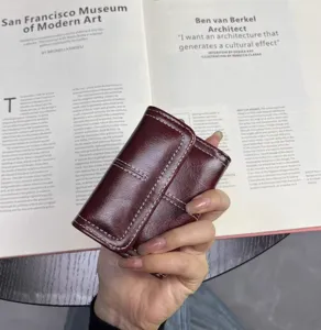 Detail des Retro-Kartenetuis aus Öl-Wachs-Leder, kompaktes Akkordeon-Kartenetui.