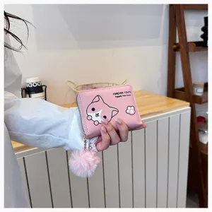 Portafoglio corto rosa da donna con grazioso motivo di gatto e pon-pon, con zip.