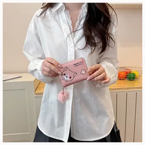 Portafoglio corto rosa da donna con stampa gatto carina e ciondolo a sfera di peluche.