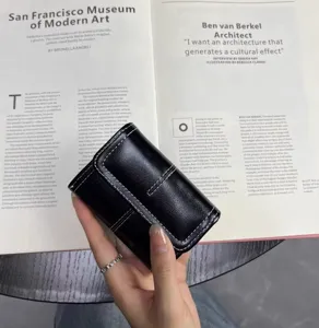 Schwarzer Öl-Wachs-Leder Akkordeon Kartenhalter mit Kontrastnähten und kompaktem Kartenfach Design.