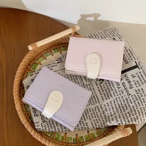 Mini Portafoglio in Rilievo da Donna Simpatico Gatto Cartone Animato Portafoglio Corto Pieghevole a Tre Borsa Portamonete in Pelle PVC Con Chiusura a Fibbia